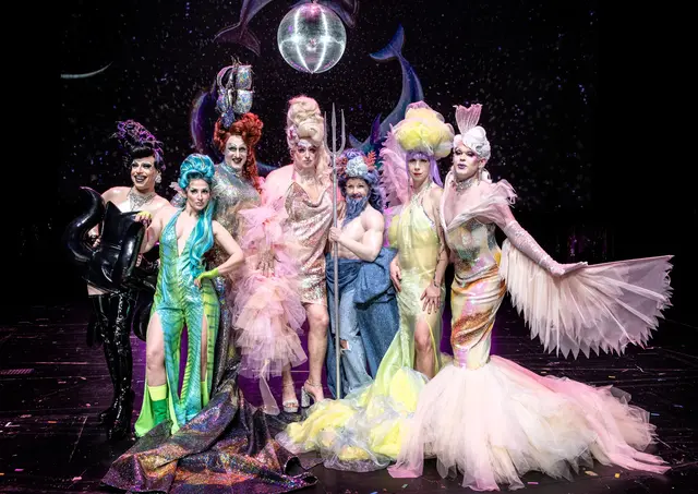 Das Thalia Theater Hamburg bringt Christian Andersens „Die Kleine Meerjungfrau“ in einer abenteuerlich-lebendigen Inszenierung mit der Hamburger Drag-Szene auf die Große Bühne des Duisburger Theaters.
Foto: Kerstin Schomburg
