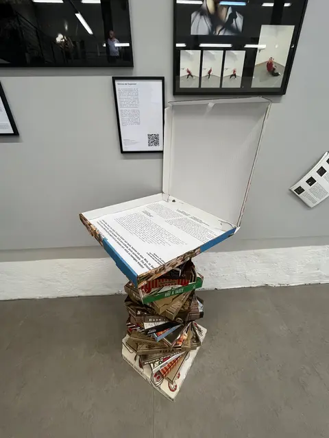 Auch diese öeeren Pizza-Kartons gehören irgendwie zur Ausstellung