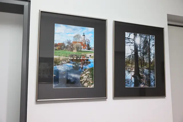 Unter anderem diese beiden Werke sind in der neuen Ausstellung „Landkreis-Bilder“ im „Kunstraum Landratsamt“ zu sehen. | Foto: Julia Pietsch