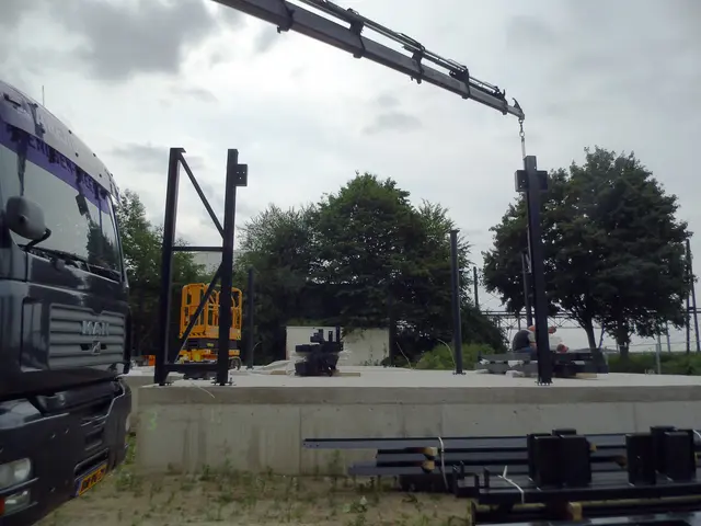 Aufbau von Stahl, bzw. Metallstützen auf/an Betonfundament.
Fischertorstraße 21 in Wesel an der Rheinpromenade. Angaben zufolge wird das neue Gebäude zum Schutz vor Rheinhochwasser auf Stelzen aufgebaut. Offenbar handelt es sich um metallische Stelzen, wie die Bildaufnahme vermuten lässt. | Foto: Siegmund Walter, 30.06.2026, 10:33 Uhr