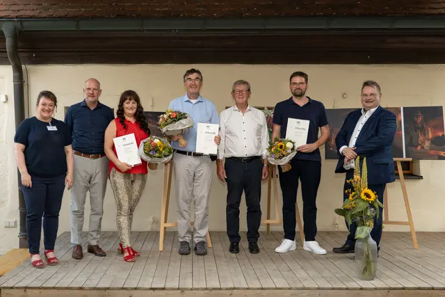 Auf der Bühne bei der Verleihung des Fotopreises des Bezirks Schwaben (v. l. n. r.): Museumsleiterin Conny Zeitler, Bezirksheimatpfleger Christoph Lang, die Zweitplatzierte Claudia Specht, der Erstplatzierte Peter Hildebrand, stellvertretender Bezirkstagspräsident Peter Schiele, der Drittplatzierte Gregor Hanewacker und Edgar Rölz (Kulturbeauftragter Bezirk Schwaben, Bezirksrat). | Foto: Matthias Meyer