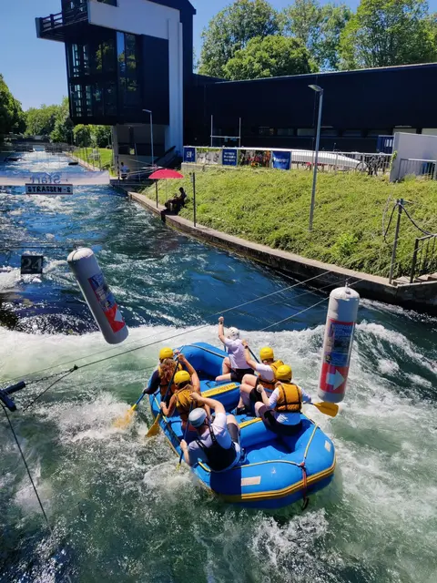 Team „FutureH2O“ während der Rafting Challenge im Boot | Foto: Regio Augsburg Wirtschaft GmbH