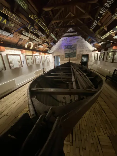 Mit diesem Boten, leistete man bei stürmischer See Hilfe. An der Wand, die Namen der Schiffe, von denen die Besatzung gerettet wurden. | Foto: Umbehaue