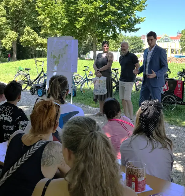  Rund 40 Jugendliche nahmen an der zweiten Jugendinfo der Landesgartenschau Günzburg 2029 im zukünftigen Sportpark auf der Bleiche teil | Foto: Carmen Willer/Landesgartenschau Günzburg 2029 GmbH