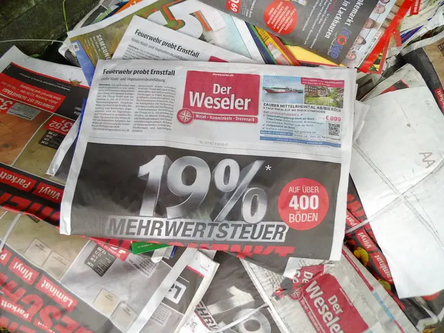 Stapelweise "Der Weseler" (Ausgabe 27.Juni 2026) an Schulbus-Haltestelle Hansaring in Wesel. Bündel teilweise aufgetrennt. (Nahaufnahme)
Sachstand: 30.06.2026, 10:50 Uhr
"Der Wesel" ein lokales Wochenblatt, ein kostenloses Anzeigenblatt welches wöchentlich an die Haushalte verteilt wird. | Foto: Siegmund Walter, 30.06.2026, 10:50 Uhr