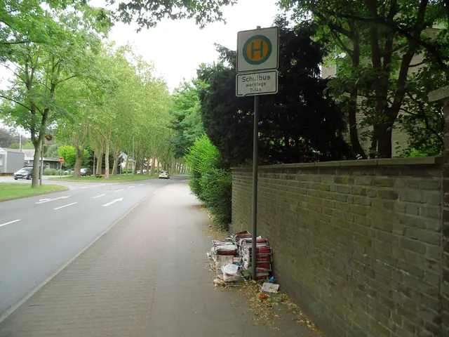 Stapelweise "Der Weseler" (Ausgabe 27.Juni 2026) an Schulbus-Haltestelle Hansaring in Wesel. Bündel teilweise aufgetrennt.
Sachstand: 30.06.2026, 10:49 Uhr
"Der Wesel" ein lokales Wochenblatt, ein kostenloses Anzeigenblatt welches wöchentlich an die Haushalte verteilt wird. | Foto: Siegmund Walter, 30.06.2026, 10:49 Uhr