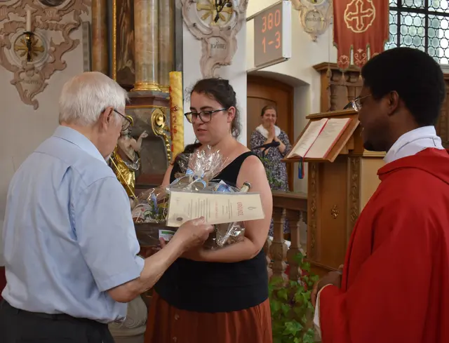 „Ein großes Vergelt’s Gott“: Vorsitzende Johanna Schaber und Kaplan Uko dankten Hubert Vogele beim Pfarrfestgottesdienst für seinen „treuen, christlichen Dienst“. | Foto: Artur Mayr