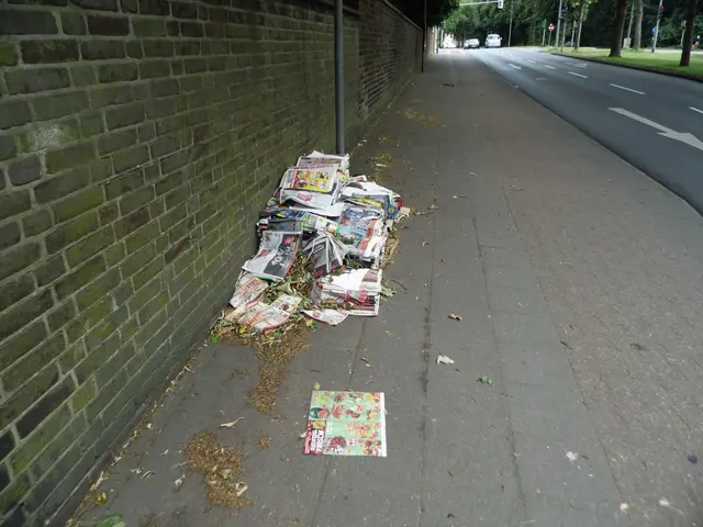 Stapelweise "Der Weseler" (Ausgabe 27.Juni 2026) an Schulbus-Haltestelle Hansaring in Wesel. Bündel teilweise aufgetrennt.
Sachstand: 02.07.2026, 17:25 Uhr (Also unverändert)
"Der Wesel" ein lokales Wochenblatt, ein kostenloses Anzeigenblatt welches wöchentlich an die Haushalte verteilt wird. | Foto: Siegmund Walter, 02.07.2026, 17:25 Uhr