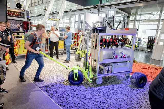Die Top-Innovation der MUNK Rettungstechnik: Das Offroad-System Premium für Rollcontainer, um diese auch im Gelände schnell und problemlos bewegen zu können. | Foto: MUNK GmbH / Michael Oettl