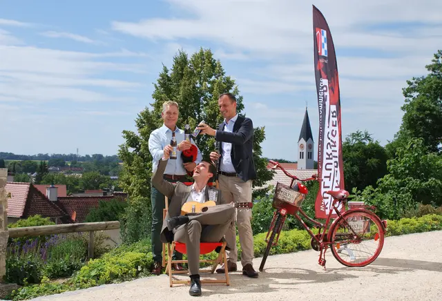 Die Vorfreude auf den diesjährigen Kultursommer ist bei den Beteiligten groß: (von links) Kulturamtsleiter Jürgen Gleixner, Oberbürgermeister Michael Jahn und der Vorstandsvorsitzende der Sparkasse Schwaben-Bodensee Daniel Gastl. | Foto: Annika Bierweiler/ Stadt Günzburg