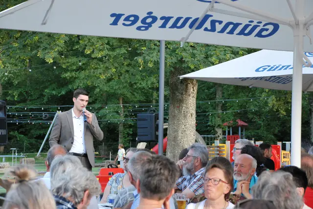 Runder Tisch der Vereine im „Joe's Biergarten“: Oberbürgermeister Michael Jahn dankte den Vereinen für ihr ehrenamtliches Engagement und betonte deren Bedeutung für das gesellschaftliche Leben in Günzburg. | Foto: Annika Bierweiler/ Stadt Günzburg