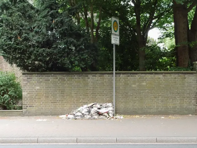 Stapelweise "Der Weseler" (Ausgabe 27.Juni 2026) an Schulbus-Haltestelle Hansaring in Wesel. Bündel teilweise aufgetrennt.
Sachstand: 02.07.2026, 17:25 Uhr (Also unverändert)
"Der Wesel" ein lokales Wochenblatt, ein kostenloses Anzeigenblatt welches wöchentlich an die Haushalte verteilt wird. | Foto: Siegmund Walter, 02.07.2026, 17:25 Uhr