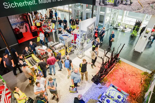 Das Thema Rollcontainer sowie die Teststrecke für das neue Offroad-System Premium fand bei den Fachbesuchern am Stand der MUNK Group großen Anklang.  | Foto: MUNK GmbH / Michael Oettl