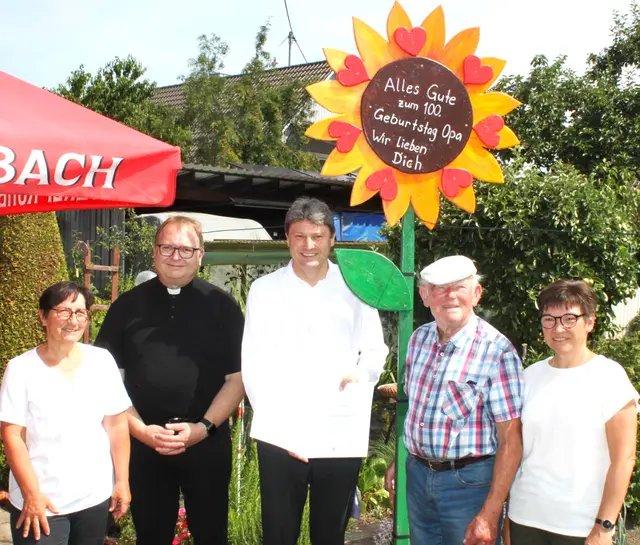 Gratulantenrunde beim 100. Geburtstag von Andreas Knauer (zweiter von rechts) mit Martha Kraus, Pfarrer Gerhard Krammer, Bürgermeister Michael Higl und Franziska Raba.