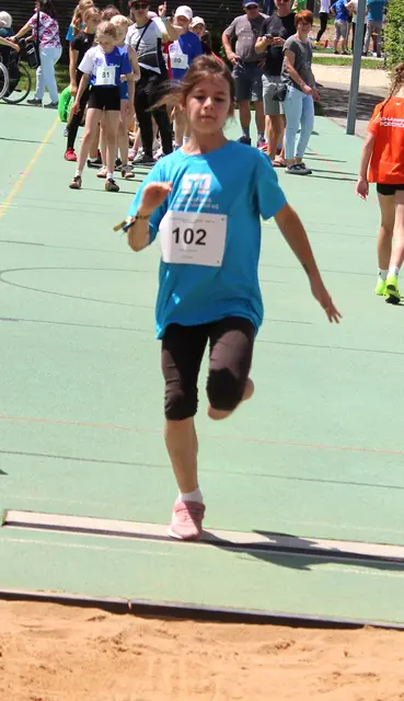 Absprung in die Weitsprunganlage durch Johanna Gromer