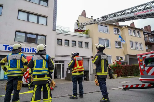 Dachstuhlbrand auf der Hermannshöhe - Besatzung eines Notarzteinsatzfahrzeuges entdeckt Brand | Foto: Feuerwehr Bochum