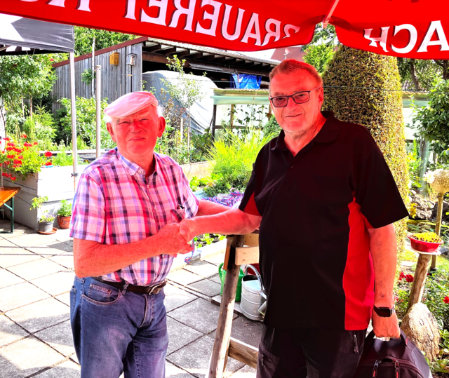 Zu den zahlreichen Gratulanten von Andreas Knauer (links) gehörte auch unser Mitarbeiter Peter Heider (rechts).