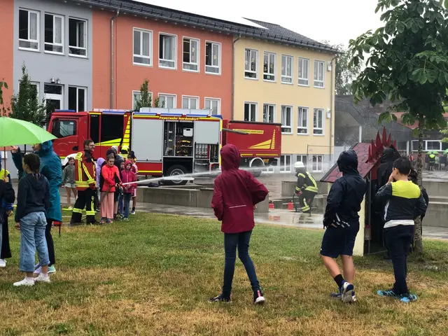 Foto: Der Regen kam von oben, nicht nur aus dem Schlauch. Hier wird das Löschen geübt.