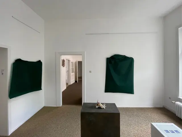 Werke von 30 Künstlerinnen und Künstler sind mit grünem Samt verhüllt. Zur Vernissage am 5. Juli 2026 wird "enthüllt" und zum Vorschein kommt der künstlerische Beitrag zum Jahresthema 2026 "ELEFANT IM PORZELLANLADEN!?" in der Ruhr Gallery Mülheim. ÖPNV: "Stadtmitte" NAVI & PARKEN: "Delle" oder "CASINO" EINTRITT & FÜHRUNGEN:  "frei"
