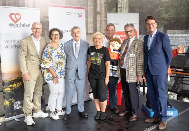 (v.li.) Manfred Müller (Vorsitzender Westfalen e.V.), Nilgün Özel (Vizepräsidentin DRK-Landesverband Westfalen-Lippe), NRW-Innenminister Herbert Reul, Tanja Knopp (Landesrotkreuzleiterin DRK-Landesverband Westfalen-Lippe), Sven Kampeter mit Puppe Paul (DRK-Kreisverband Herford-Land), Dr. Fritz Baur (Präsident DRK-Landesverband Westfalen-Lippe) und Andreas Bothe (Regierungspräsident Bezirksregierung Münster) | Foto: Jonas Westermeyer / DRK-Landesverband Westfalen-Lippe e.V.