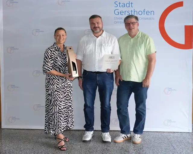 Susanne Olita, Erste Bürgermeisterin, und Mirko Liebert (rechts), Sachgebietsleiter Öffentliche Sicherheit und Ordnung, Feuerwehrwesen, gratulieren Sascha Laskowski zum 25-jähriges Dienstjubiläum. | Foto: Stadt Gersthofen (Kai Schwarz)