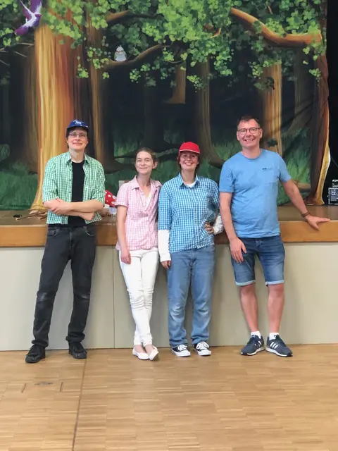 Foto: Die Schauspieler Jonas Werling, Jennifer Quast, Sina Große-Beck und Konrektor Tobias Reichenthaler (v.l.n.r.).