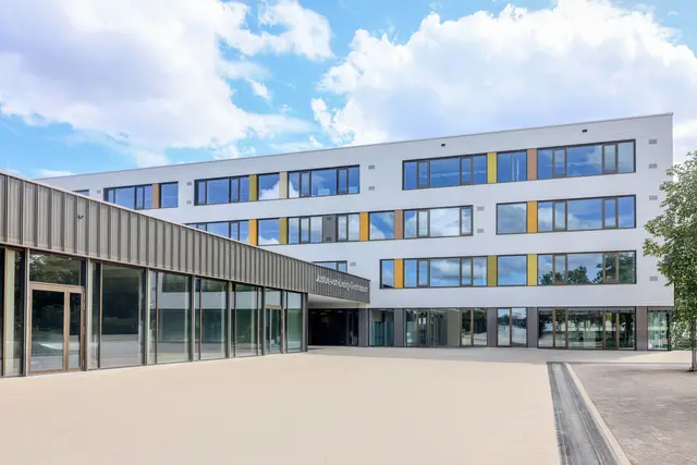 Das generalsanierte Justus-von-Liebig-Gymnasium in Neusäß ist im Juli an einem Tag der offenen Tür zu besichtigen. | Foto: Julia Pietsch