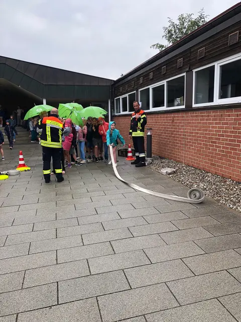 Foto: Hier wird das Ausrollen eines Feuerwehrschlauches geübt.