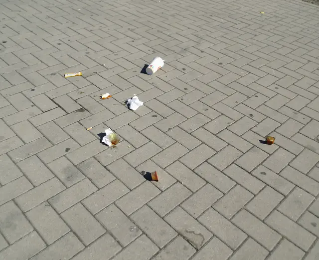 Fastfood-Abfall auf Parkplatzboden an der Karl-Jatho-Str. Rheinpromenade Wesel | Foto: Siegmund Walter, 05.07.2026, 10:21 Uhr