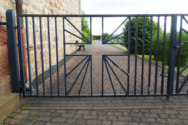 Zugang zum Friedhof neben der Kirche.