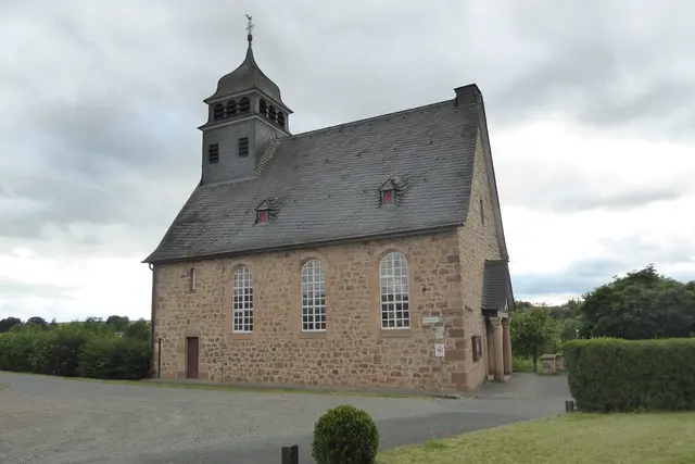Ansicht der Kirche in Simtshausen vom Ort.
