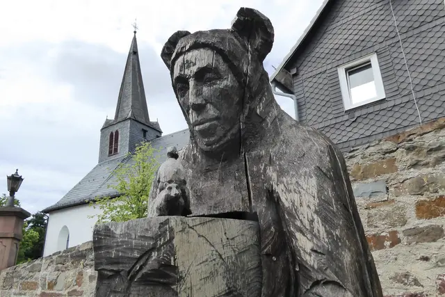 Sonntagsbilder 2026-27, Der Menschenbär ist eine Skulptur im Hof der Neuburg, 02.07.2026.