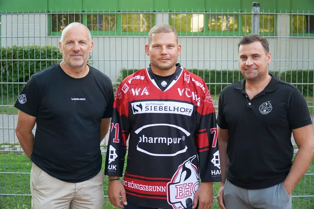 Steffen Tölzer spielt ab sofort für den EHC Königsbrunn (im Bild v.l.n.r. Team Manager Sven Rampf, Steffen Tölzer und der sportliche Leiter Tim Bertele) | Foto: Horst Plate