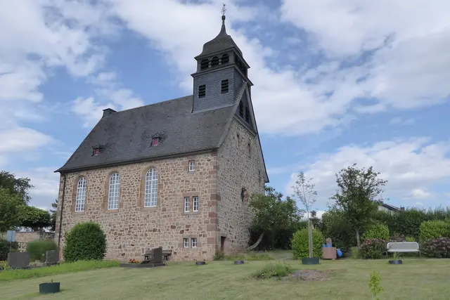 Blick aus dem Südwesten auf die evangelische Kirche in Simtshausen.