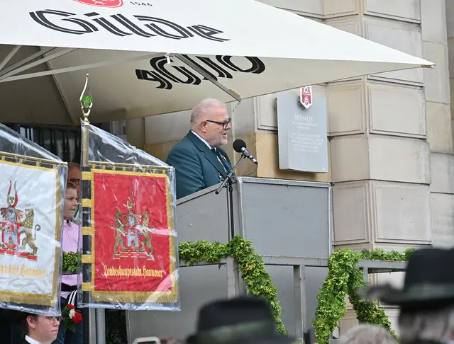 Der amtierende Präsident des Verbandes Hannoverscher Schützenvereine e. V. , Andreas Schnelle gib das Startkommando zum Schützenausmarsch
