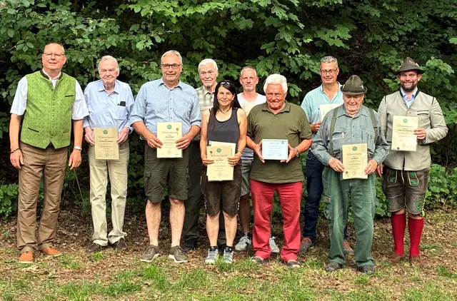 Von links: Joachim Hochrein, Dr. Paul-Heinz Müllegger, Christoph Appel, Werner Wetzl, Silke Schweizer, Jürgen Berndl, Paul Berchtenbreiter, Peter Erhard, Paul Berschin, Franziskus Baron von Gumppenberg | Foto: Thomas Wörle