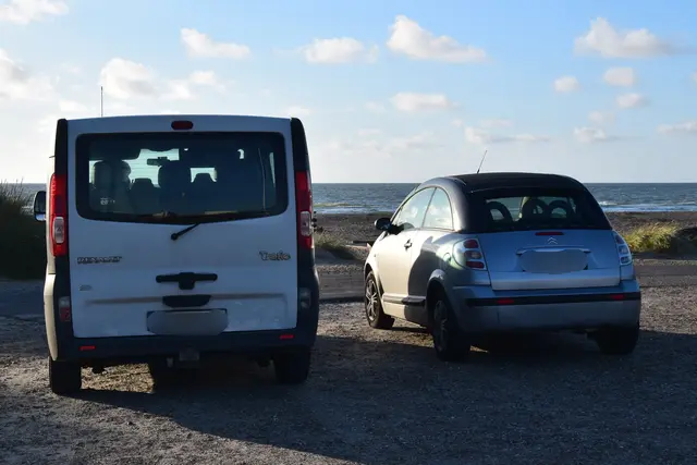 Bild 5: Die Autos an der Strandzufahrt
