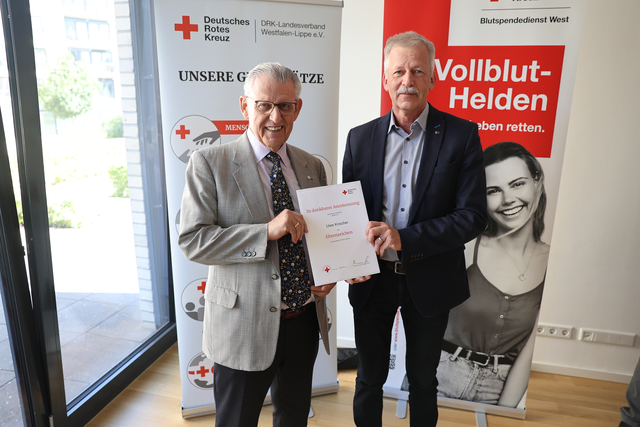Präsident Dr. Fritz Baur (li.) verleiht dem Landesbeauftragten für den Bevölkerungsschutz Uwe Krischer das DRK-Ehrenzeichen.  | Foto: DRK-Landesverband Westfalen-Lippe