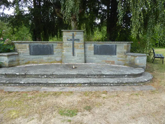 Das Ehrenmal von 1962 auf dem Friedhof in Densberg.