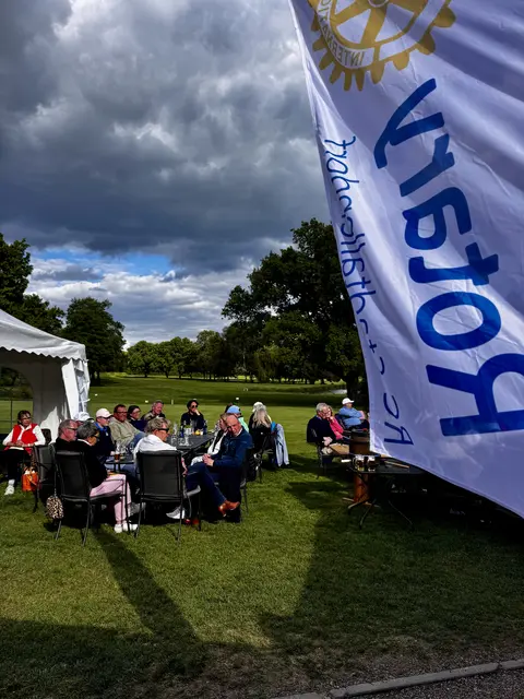 Gemütlicher gemeinsamer Ausklang nach einem anstrengenden Golfturnier  | Foto: Rotary Club Stadtallendorf
