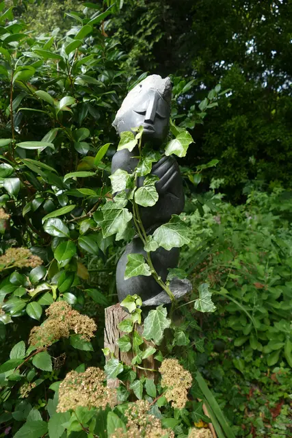 Shona-Statue aus Simbabwe mit Efeu