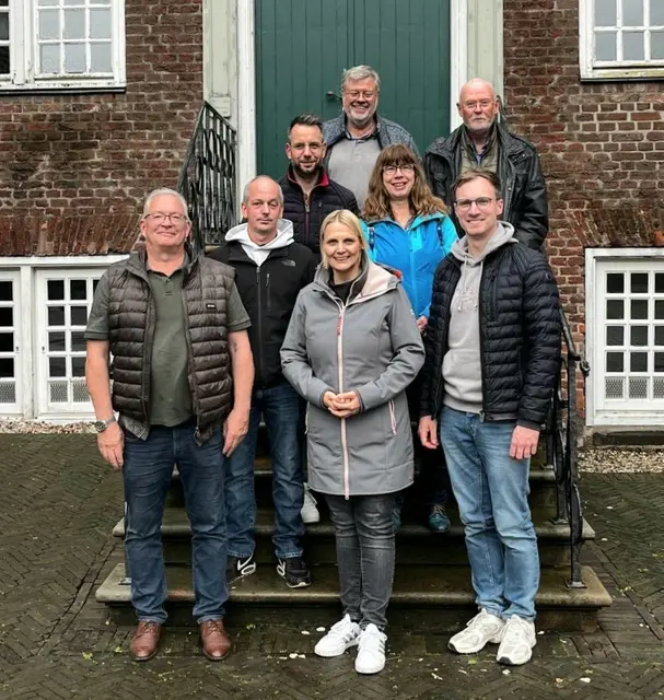 Bildunterzeile: Die Landtagsabgeordnete Charlotte Quik informierte sich bei ihrem Besuch des Vereins Aufgeschlossen Ringenberg am Schloss Ringenberg über aktuelle Projekte und das ehrenamtliche Engagement der Vereinsmitglieder: (v.l.) Ralf Overkamp, Pierre Gabriel, Benedikt Welsing, Charlotte Quik MdL, Dr. Jens Ehlers, Dr. Elfriede Ehlers, Christof Schmidt Rotthauwe und Niklas Welsing.