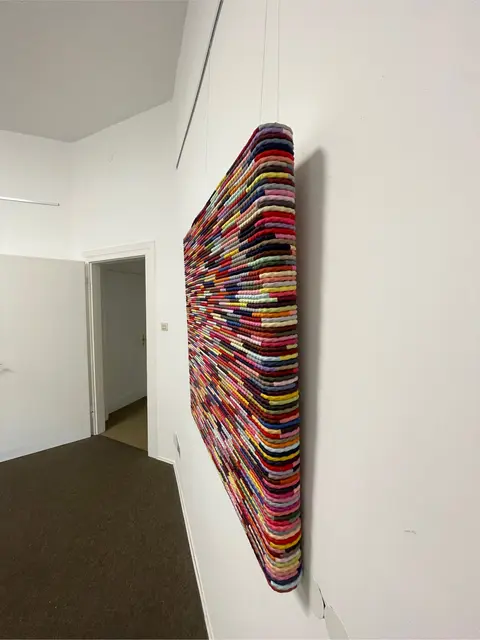 Satt und attraktiv an der Wand - durch die Textur ein besonderer Blickfang. Die Werke von Malte Gemlau finden sich bereits in vielen Privatsammlungen.