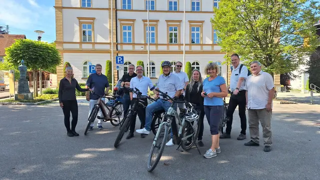 Das Foto zeigt das Stadtratsradeln 2025 mit den Mitgliedern des Stadtrats der vergangenen Wahlperiode. 
