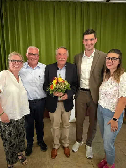 Hans Kaltenecker (Dritter von links) wurde als neuer Ortssprecher für Leinheim gewählt. Mit ihm auf dem Bild sind (von links): Caisa Börjesson, Ferdinand Munk, Oberbürgermeister Michael Jahn und Victoria Buchta. | Foto: Stadt Günzburg
