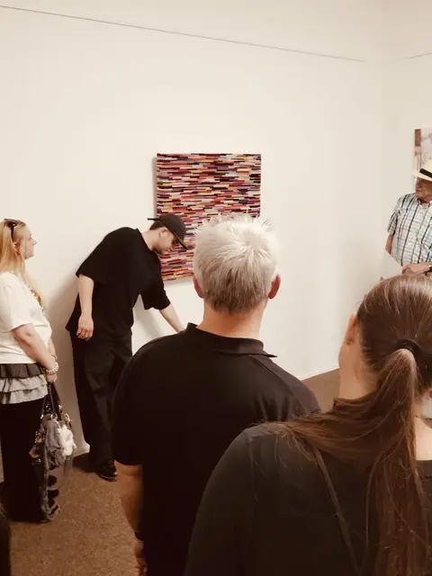 Malte Gemlau enthüllt sein neues Werk bei der Vernissage in der Villa Artis am 6. Juli 2026 - die Besucher*innen sind begeistert. Applaus!