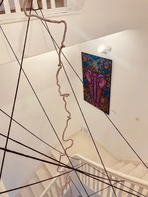 Eindrücke von der Schau "Der Elefant im Porzellanladen!?" in der Ruhrtalstadt Mülheim hier ein Werk von Olga Krakovyak hinter einer Installation von Malte Gemlau.