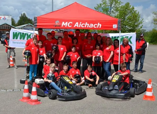 Die "Roten" haben auf dem Platz immer viel Spaß beim Slalomkart!