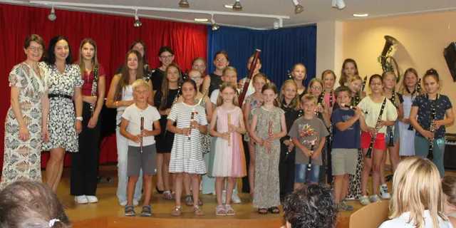 Zum gemeinsamen Erinnerungsfoto stellten sich alle Mitwikenden nach dem gelungen Konzert dem Fotografen.
