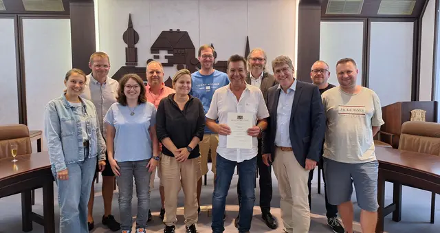 (Von links) Maria Tischenko (Bauamt), Sebastian Wagner (Leiter des städt. Freibads), Kristina Blösch (Bauamt), Sven Walheim (Bauamt), Özlem Keser (Bauamt), Wolfgang Buckel (Hauptamtsleiter), Werner Mihatsch, Dieter Endris, Martin Brenner, Frank Wolfinger (Bauamt), Florian Popp (Leiter des städt. Bauhofs). | Foto: Stadt Burgau